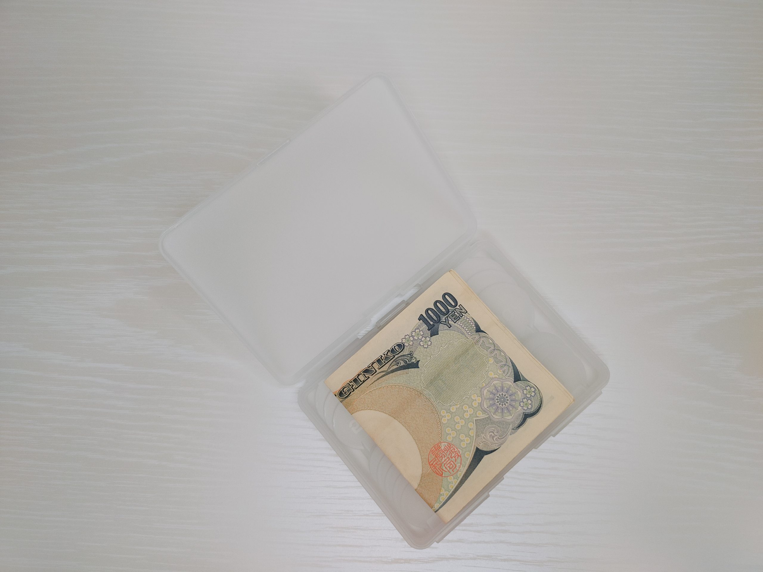 『スマートコインケース』に千円札を収納した様子