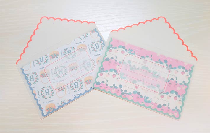 『レターセット 3セット Strawberry Pattern』のトレース紙素材になってる封筒の中に便箋を入れ、便箋のデザインが透けて見えてる様子