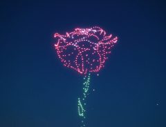 「すごくきれい！」「頑張ったなぁ」　横浜上空に現れた『光るバラ』に感動の声
