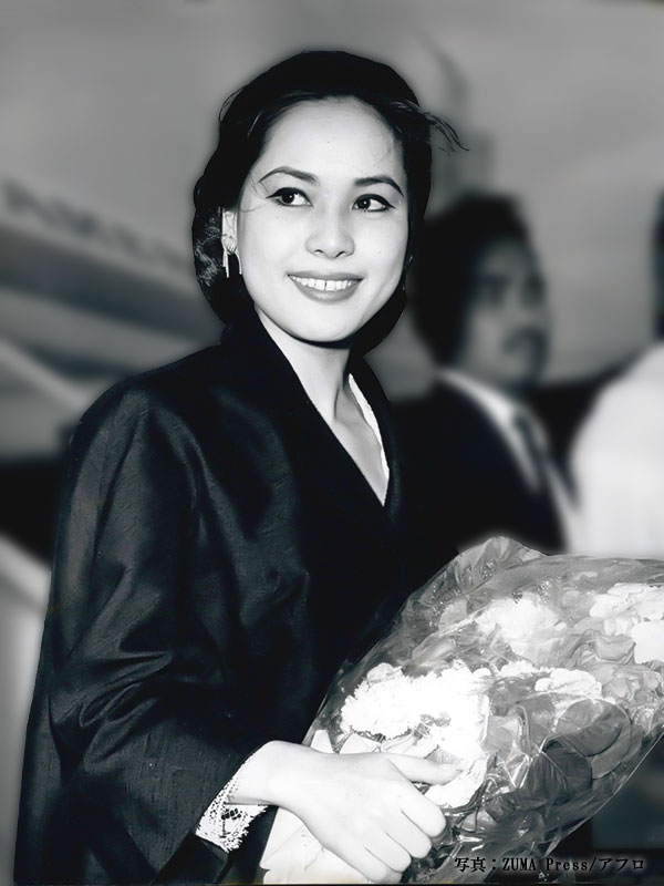 
Jun. 06, 1965 - President Sukarno's new wife visits London: Ratna Sari Dewi, 24, the beautiful Japanese wife of Dr. Sukarno, the Indonesian President, arrived by air to London airport yesterday on her first visit to London. Madame Sukarno, one of the President's three wives as a Moslem he is allowed four is here to attend the delayed wedding party of her friend, the new Viscountess Newry, who married the Earl of Kilmorev's heir in Hamburg this month. Photo shows Madame Sukarno pictured on her arrival at London Airport yesterday. (Credit Image: ｩ Keystone Press Agency/Keystone USA via ZUMAPRESS.com)