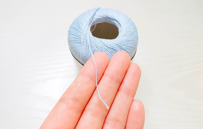 『NEW コットンレース糸４０番（カラー：あじさい）』の糸はツヤがあり、手触りはさらっとしている様子
