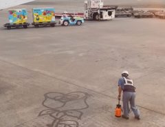 那覇空港で働くスタッフ　水で描いた『メッセージ』に「幸せな気持ちになった」