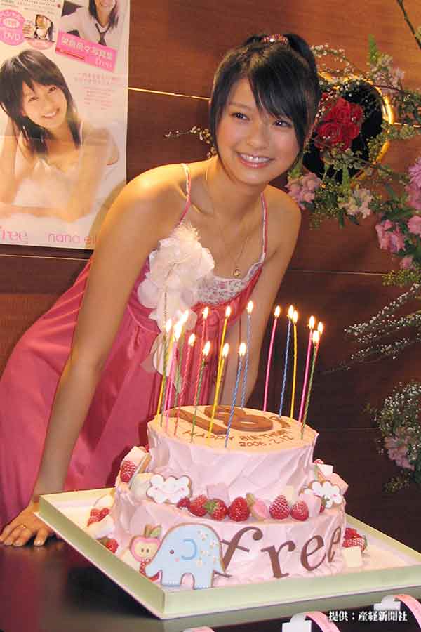 榮倉奈々18歳のバースデー　18歳の誕生日を祝福され笑顔でバースデーケーキのろうそくを吹き消す雑誌「セブンティーン」の人気モデル、榮倉奈々（えいくら・なな）＝東京・渋谷区