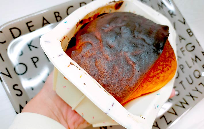 『シリコーンパウンドケーキ型（キャンディーカラー、２１ｃｍ×１０ｃｍ）』を使用してオーブンでパウンドケーキを焼き、生地が上に膨らんでいる様子
