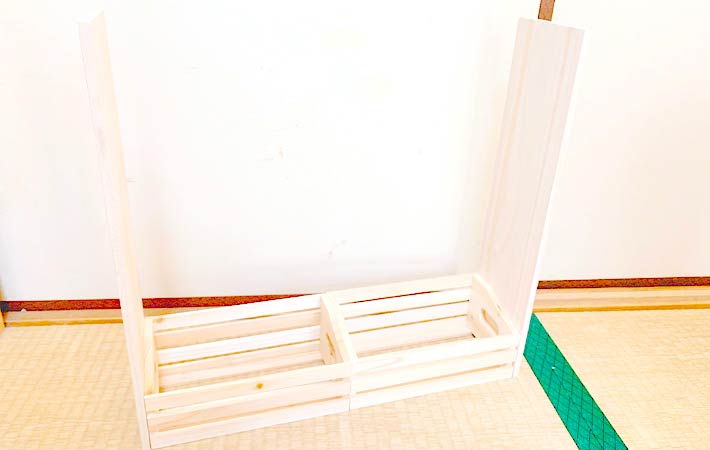 『木板　４５×１２cm 』２枚、『木製ボックス Ｌ』２つを組み合わせ、ラックを作成した様子