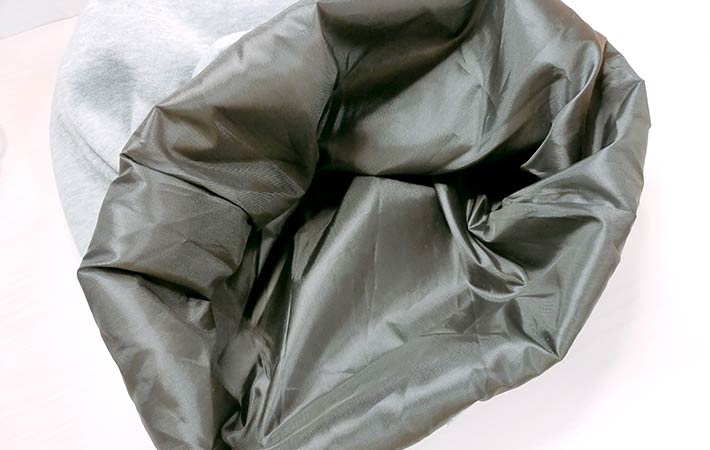 『トートバッグ（スウェット生地、３７×３３×１３．５ｃｍ）』（デザイン：HCP）の裏地は『黒色』で汚れても目立ちにくい生地