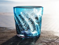 海の中を見ているみたい…青いグラデーションが美しいグラスに「毎日使いたくなる」