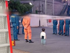 消防署を眺める２歳児に、消防隊員が？　『神対応』に「感動した！」「優しい世界」