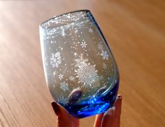 「美しすぎる」「模様も色もきれい」雪の結晶が舞い散る『青いグラス』が幻想的！