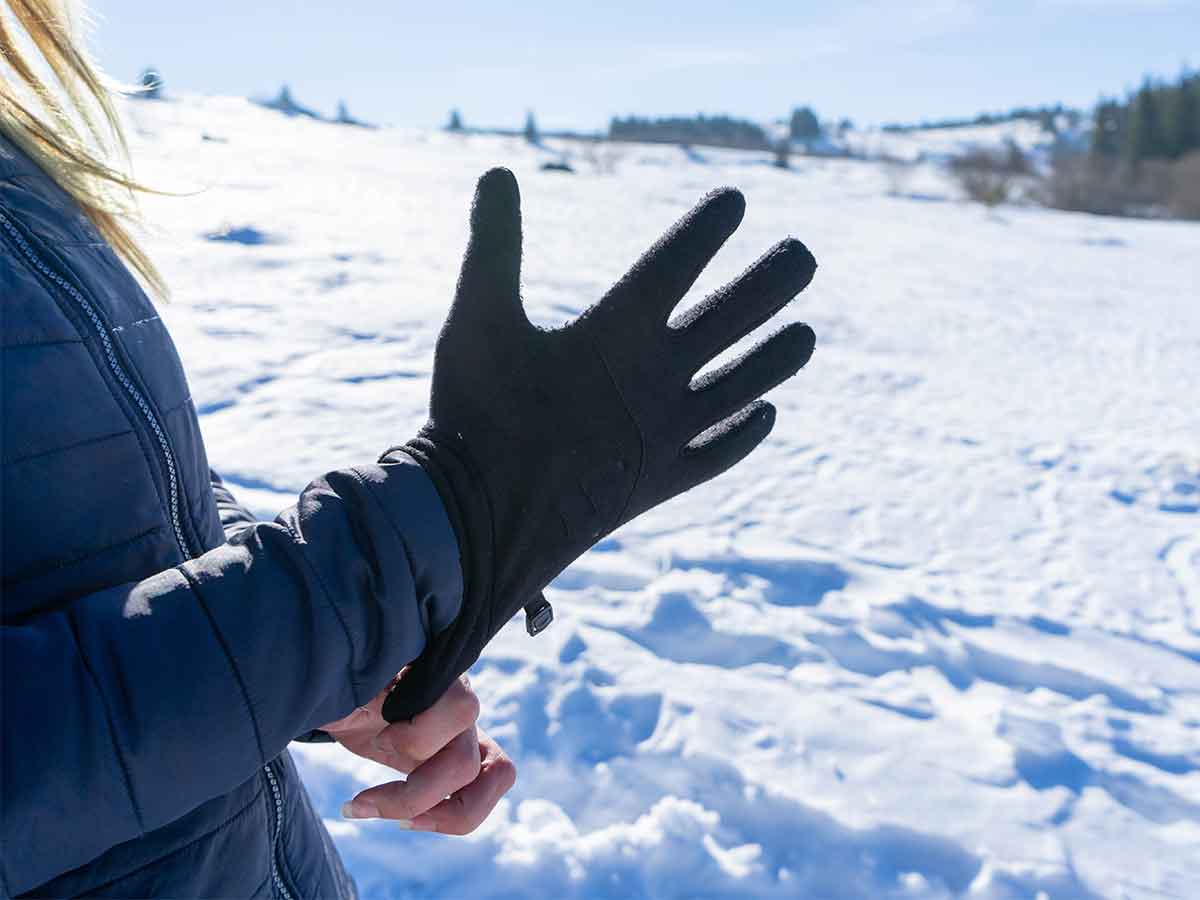 ウィンタースポーツにぴったり」「そのままスマホが触れる！」 『防水