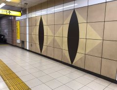 駅の壁　幾何学模様かと思いきや、まさかこれは…！