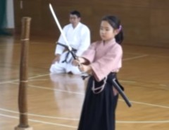 小学3年生の少女が『日本刀』でワラ切り！力ではない技術に絶賛の声！