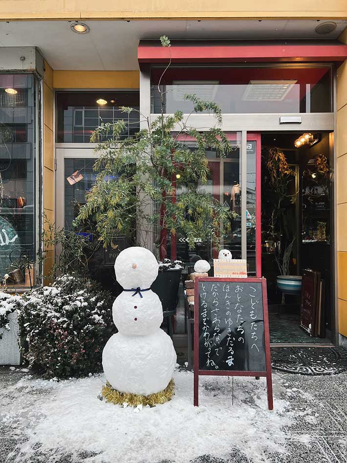 人生で初めて、雪だるまを作った店長　子供たちへの『切実な願い』に吹き出す！