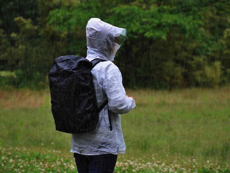 雨の日の強い味方！ 傘からはみ出ちゃう大容量リュックも防水仕様なら
