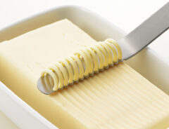 固いバターも糸のようにふんわりと削る、おしゃれな『バターナイフ』が優秀すぎ！