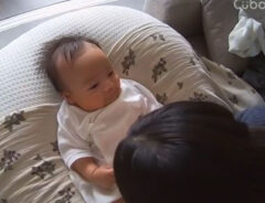『ベビーカメラ』の映像に衝撃が走る！　笑顔の赤ちゃんが、拳を母親に向けて？