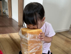 「パン食べるー」と娘　親が切り分けようとするも聞かず、その結果がコチラ