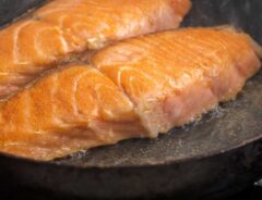 劇的においしくなる　鮭をフライパンで焼くコツは？　「これは簡単」「皮パリパリ身ふっくら」
