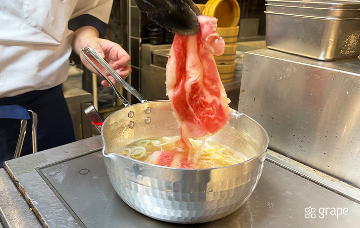 丸亀製麺『生七味香る 神戸牛旨だしうどん』の調理画像