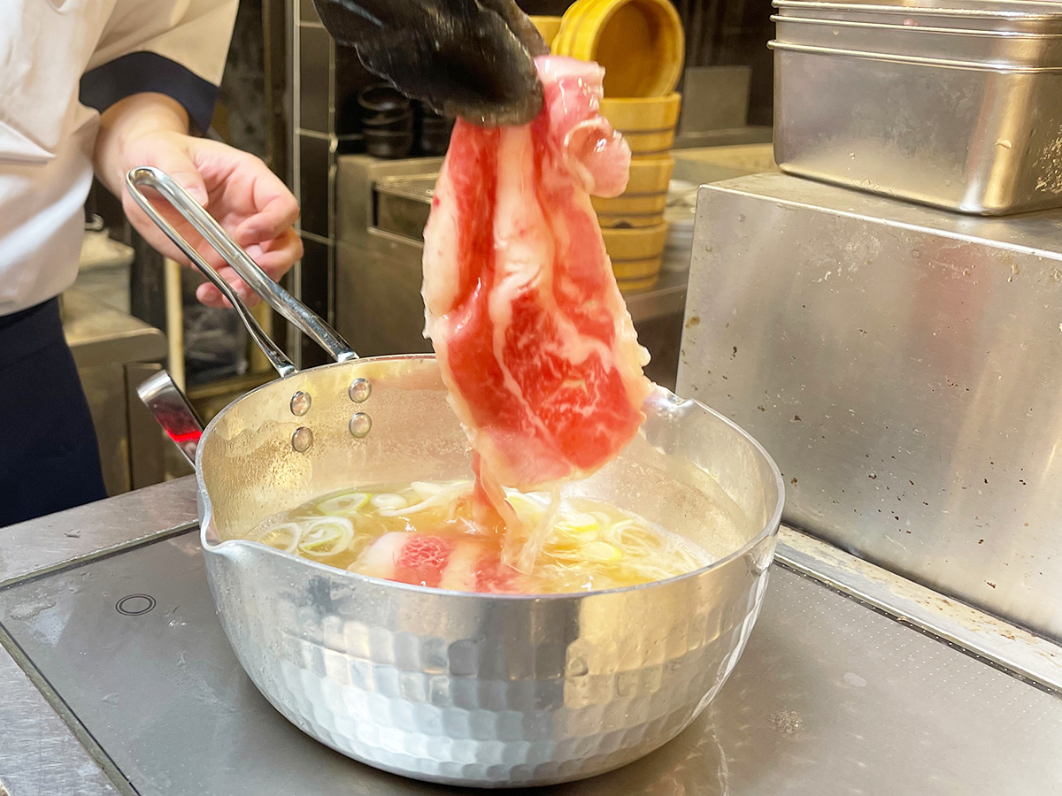 丸亀製麺『生七味香る 神戸牛旨だしうどん』の調理画像