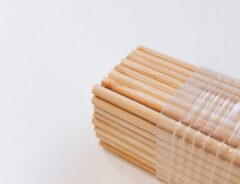 「ナイスアイディア」「これすごい」　竹串に刺すだけの包丁スタンドが超便利