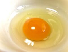 フライ返し万能すぎ！　卵白と卵黄を一瞬できれいに分ける方法に「これすごい」「グッドアイディア」