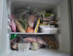 何も使わず冷凍食品の袋を保存する方法が便利すぎ
