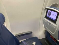 飛行機の座席指定を『窓側』にした結果…「窓、どこ行った？」