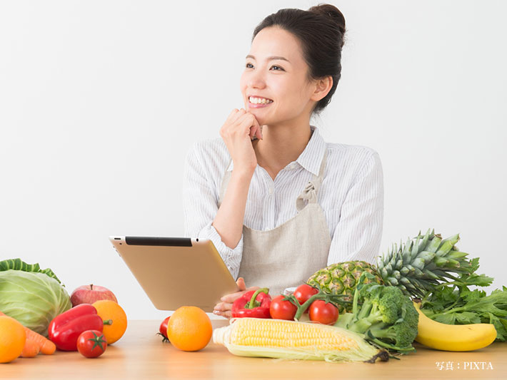 レシピを考える女性の写真