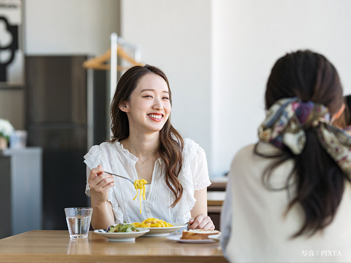 パスタを食べる女性の写真