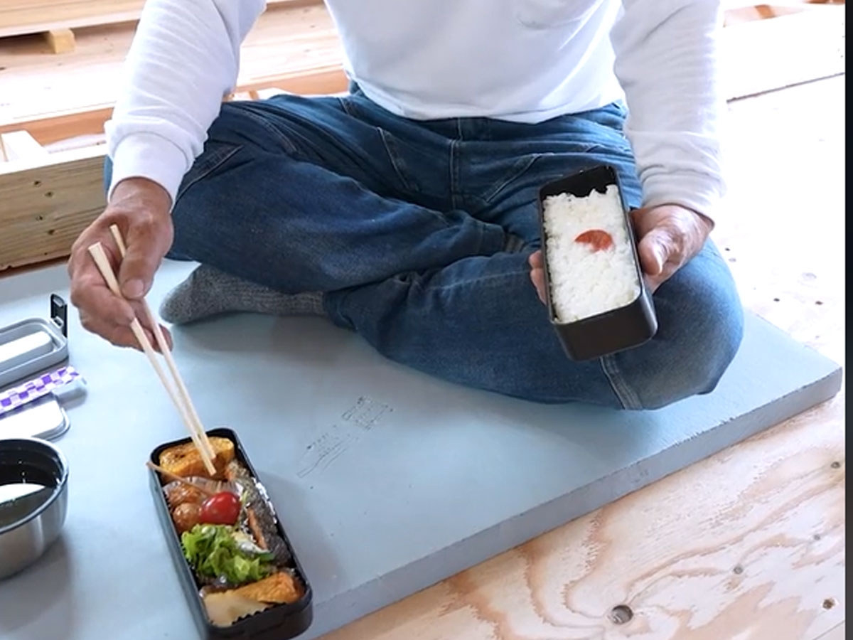 弁当を食べる夫