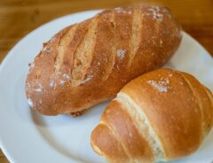 パンの表面にはなぜ白い粉が？　製造企業の解説に「知らなかった」「そういうことか」