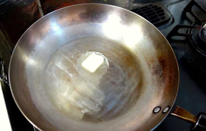 熱したフライパンにバターを溶かしている写真