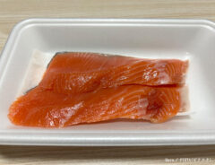 スーパーで買った鮭があっという間に激ウマな１品に！　切って包むだけの簡単レシピとは