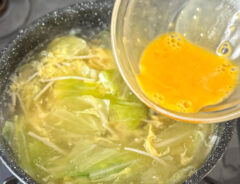 簡単に作れる『キャベツと卵のとろみスープ』　レシピに「早速作る！」「子供も喜びそう」