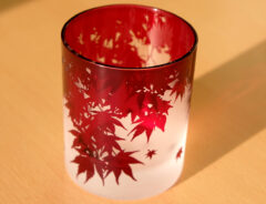 「真っ赤に染まったモミジにうっとり…」美しい紅葉を描いたサンドブラストグラス