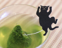 「湯呑の奥から猫ちゃんが！」猫と犬の切り絵タグが付いた緑茶のティーバッグがかわいい