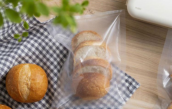 アイリスオーヤマ『真空保存フードシーラー スリム』パンは専用袋に入れてシール