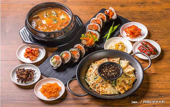 典型的な韓国料理の様子