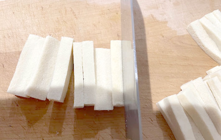 高野豆腐をスティック状に切っている写真