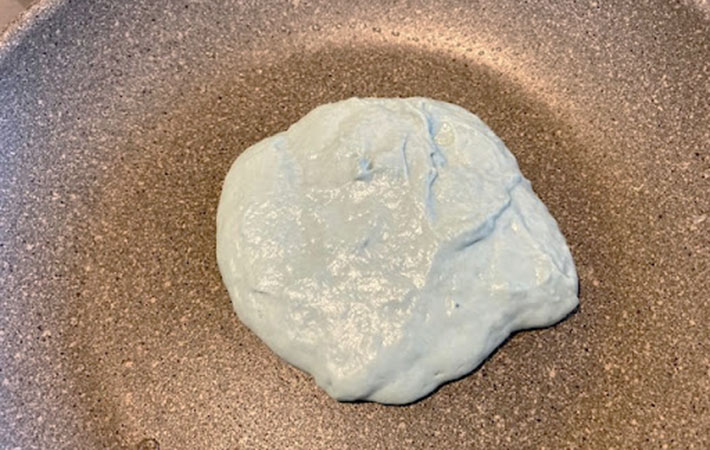 『ブルーパンケーキ　１５０ｇ』をフライパンで焼いている写真