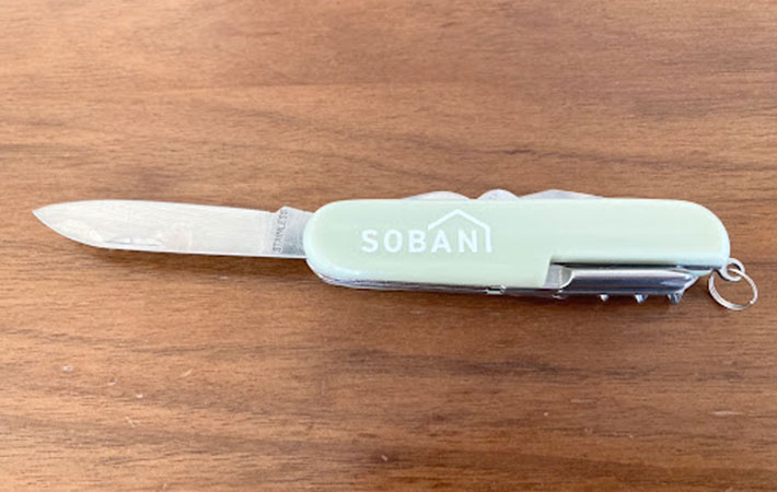 『SOBANI　多機能ツール』のナイフを出した写真