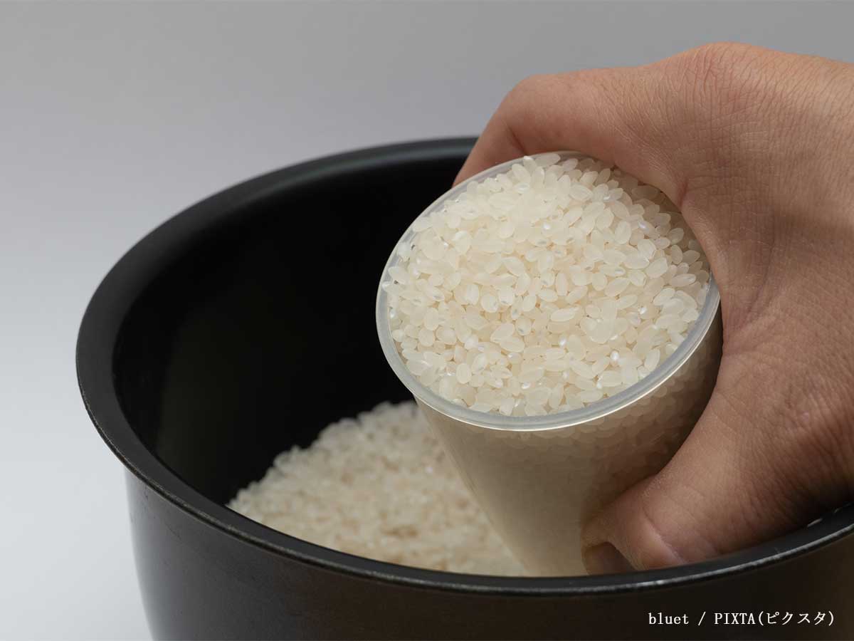 米をとぐ写真