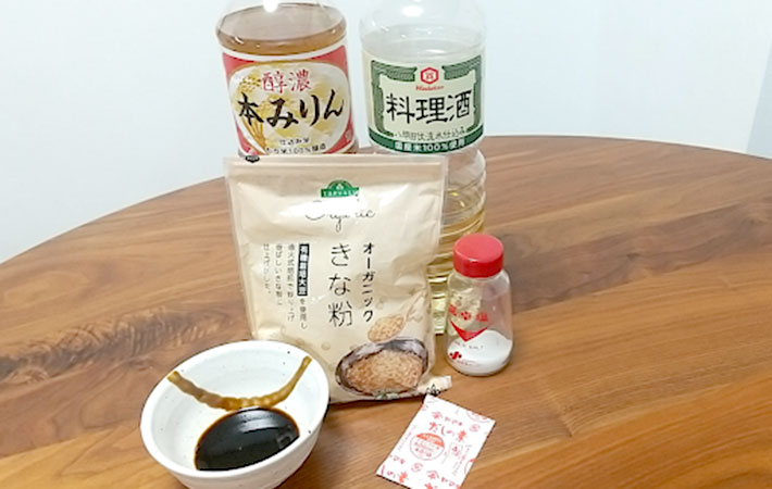 きな粉と醤油を作った味噌汁の材料を並べた写真