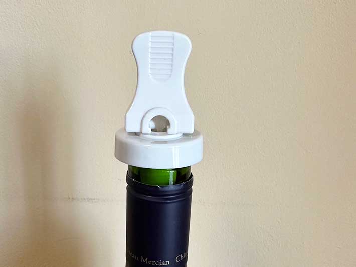ダイソーの『何度でも使えるボトルキャップ』をワインボトルの口に装着した様子の写真