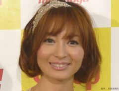 再婚を報告した新山千春　写真とコメントに「素敵なお相手！」「お幸せに」