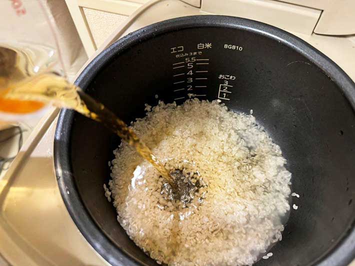 玉ねぎの汁で米を炊く写真