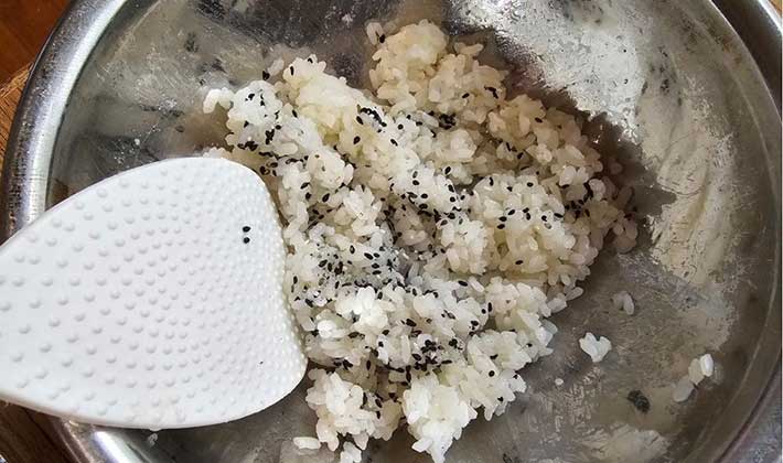 米を混ぜる写真