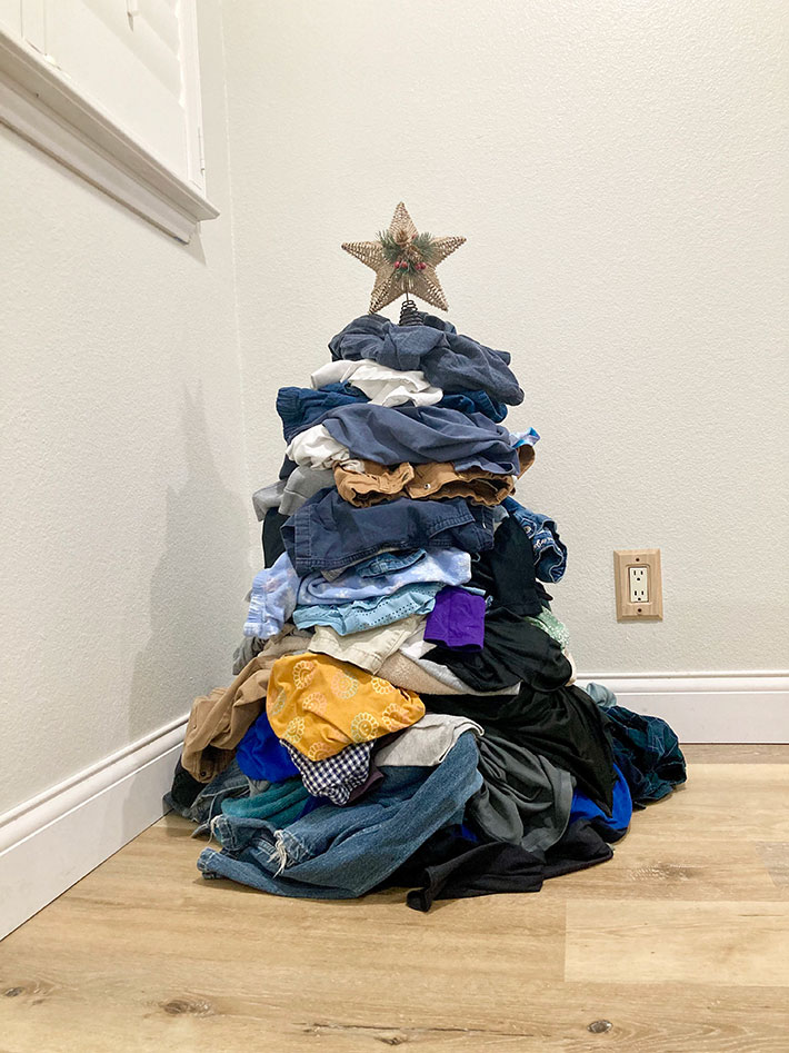 洗濯物で作られたクリスマスツリーの画像