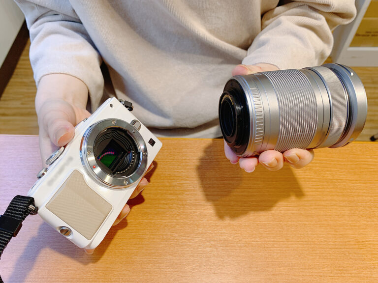 カメラを持つ女性の写真